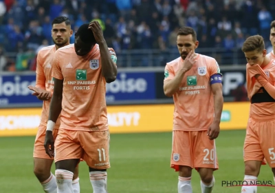 🎥 Présenté cocktail à la main, cet ancien joueur d'Anderlecht poursuit sa fin de carrière exotique